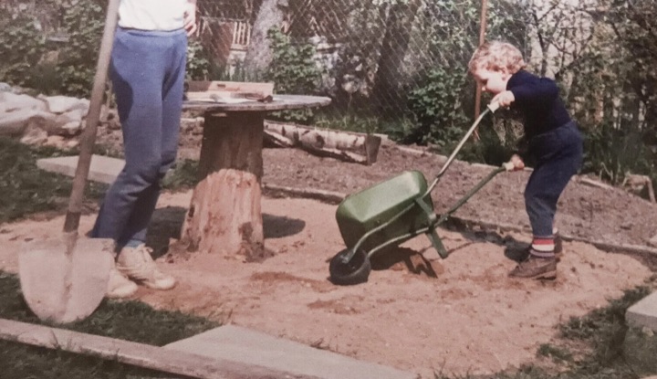 Dětství na stavbě.